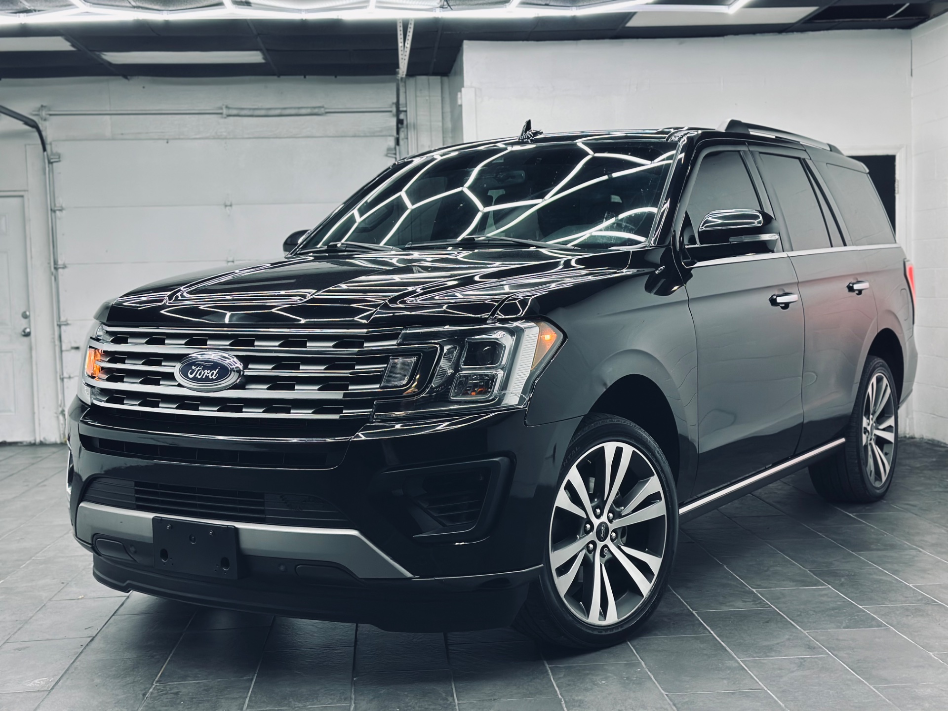 2021 Ford Expedition Limited's photo