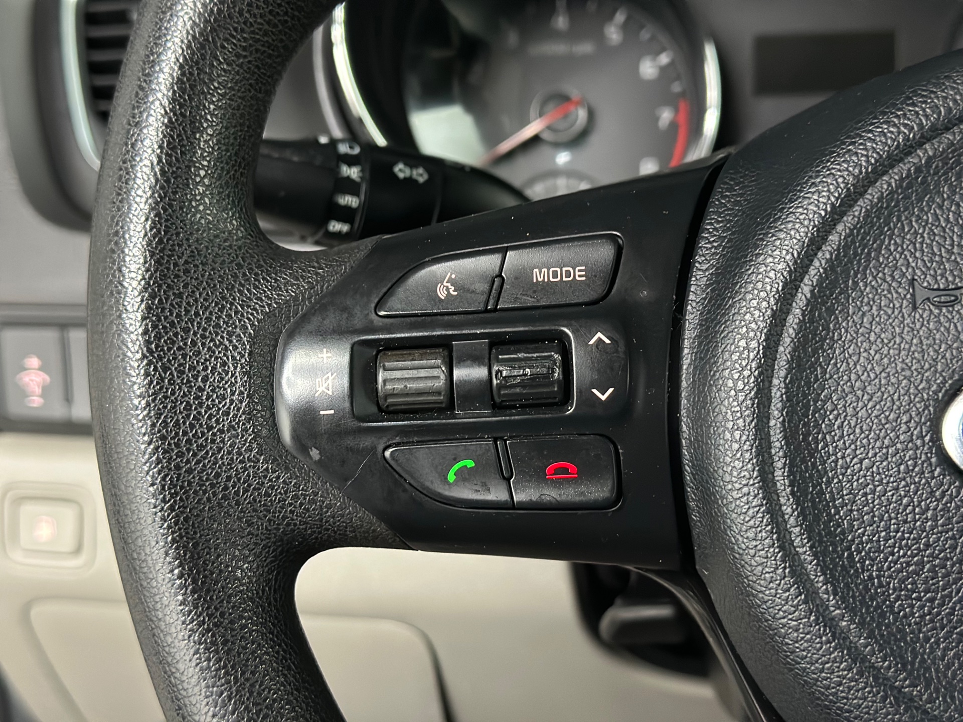2017 Kia Sedona L - Photo 11