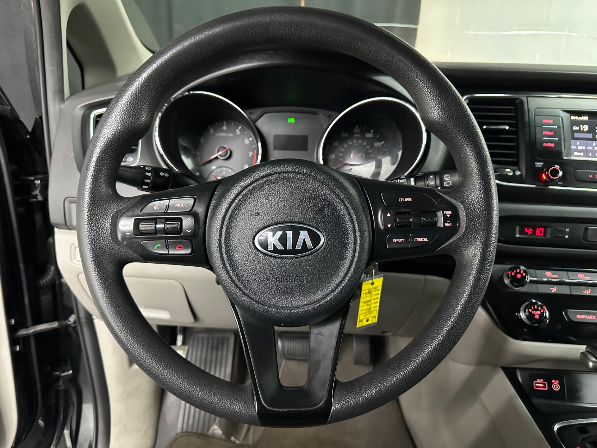 2017 Kia Sedona L - Photo 10