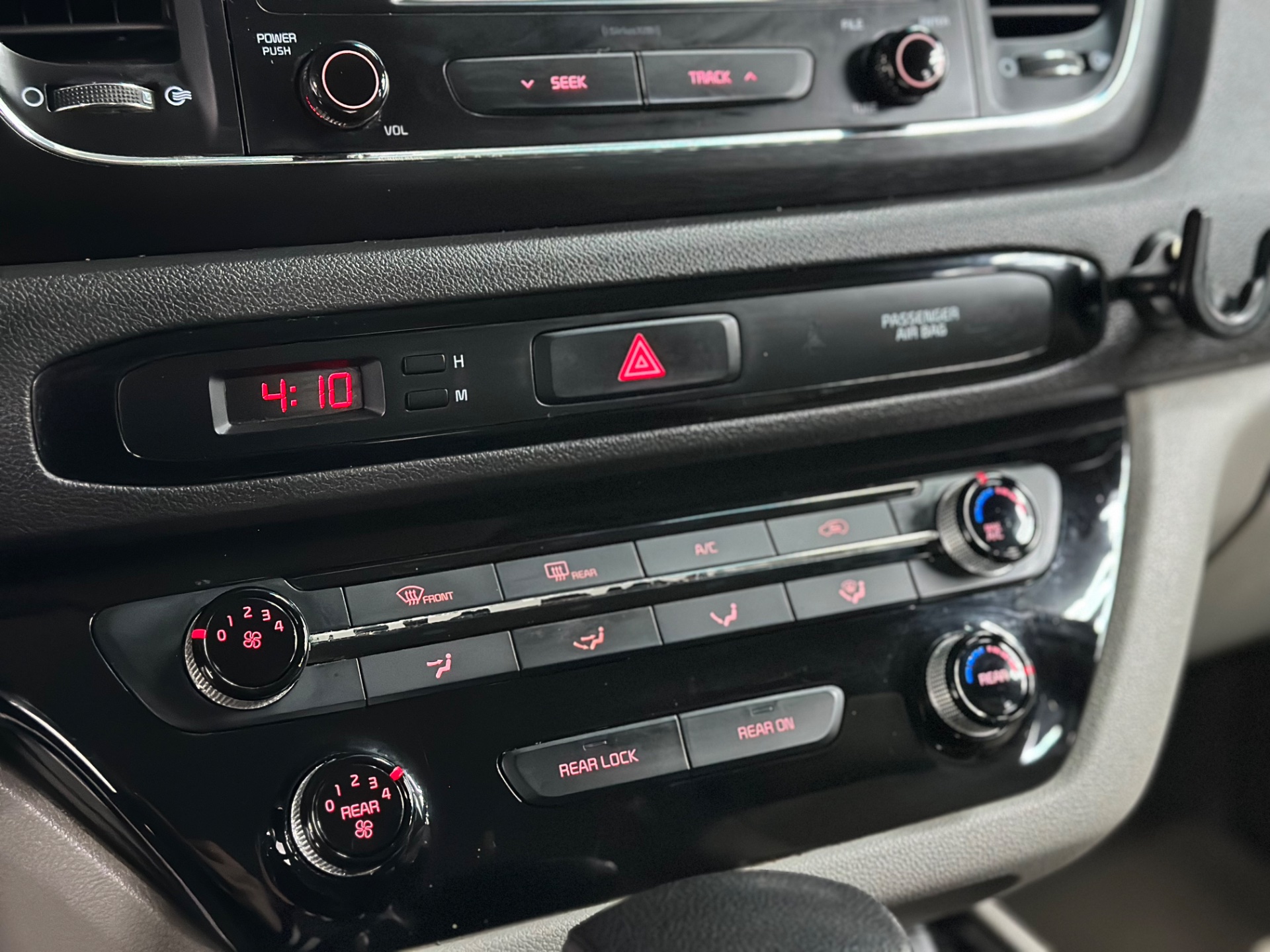 2017 Kia Sedona L - Photo 13