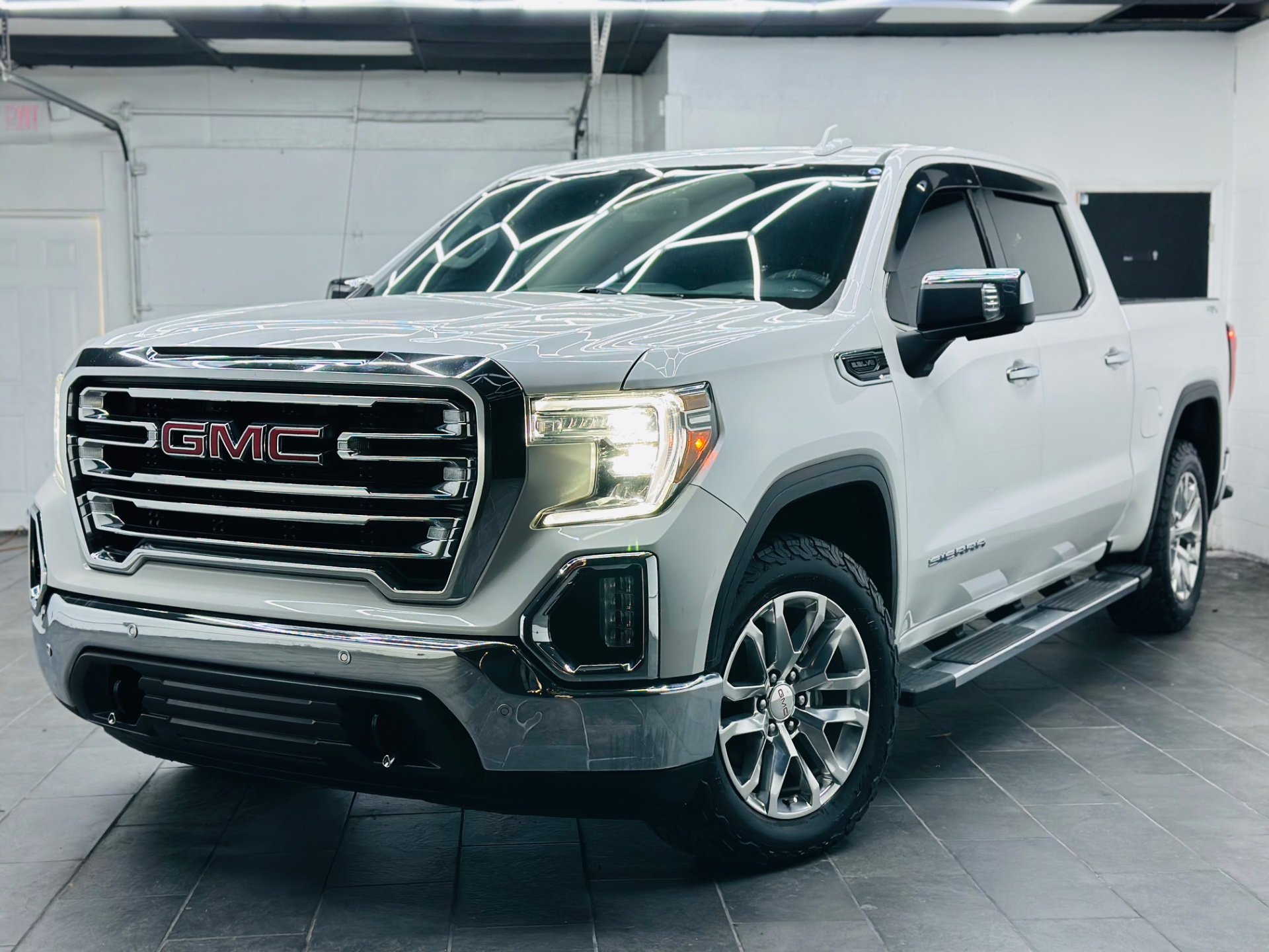2019 GMC Sierra 4WD Crew Cab Short Box SLT's photo