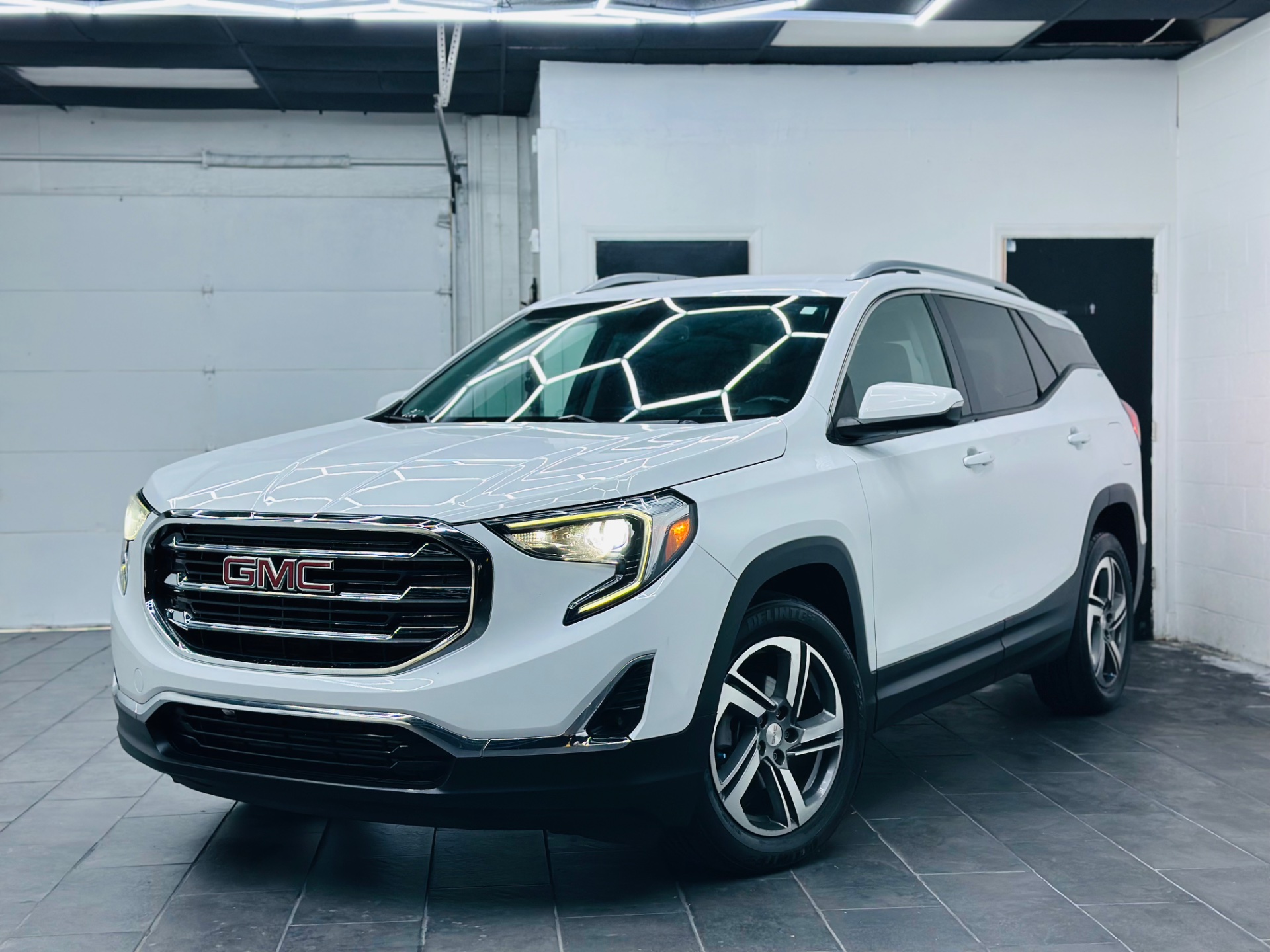 White 2019 GMC Terrain SUV / Crossover Front-Wheel Drive Automatic