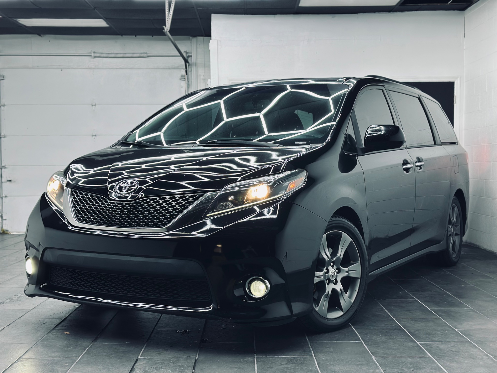 2015 Toyota Sienna SE Premium V6 8-Passenger's photo